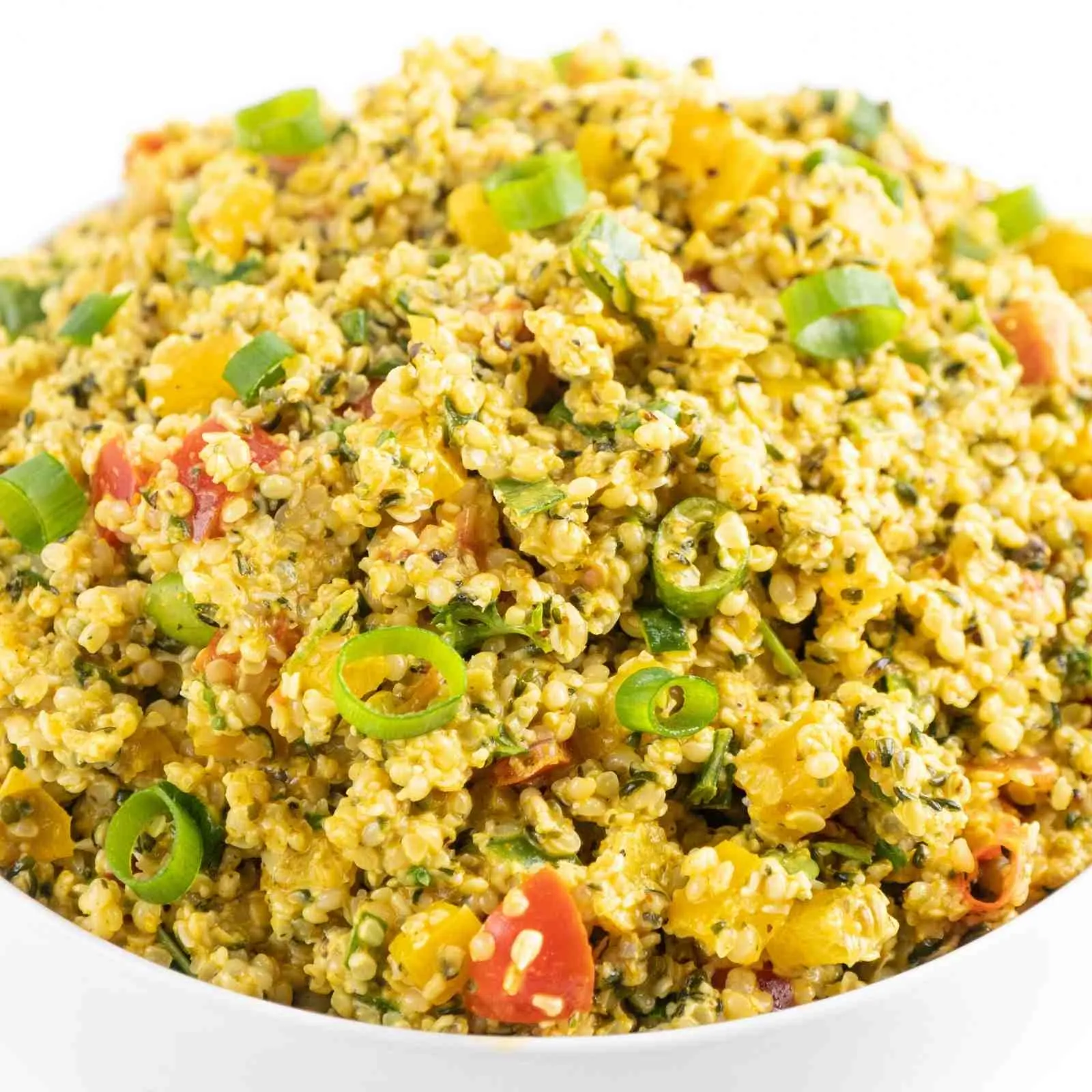 Einfacher Couscous-Salat mit frischem Gemüse und Kräutern in einer Schale