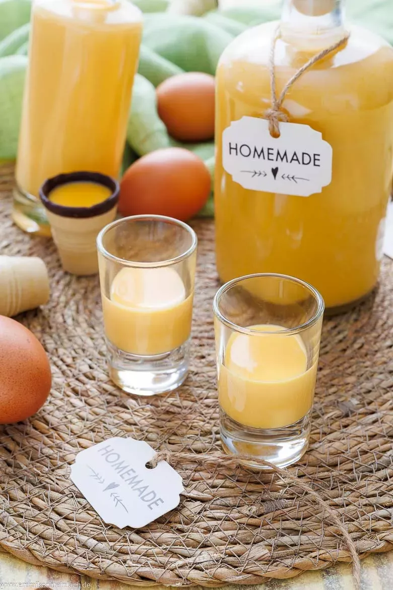 Einfacher Eierlikör in Flaschen, ideal als hausgemachtes Geschenk.