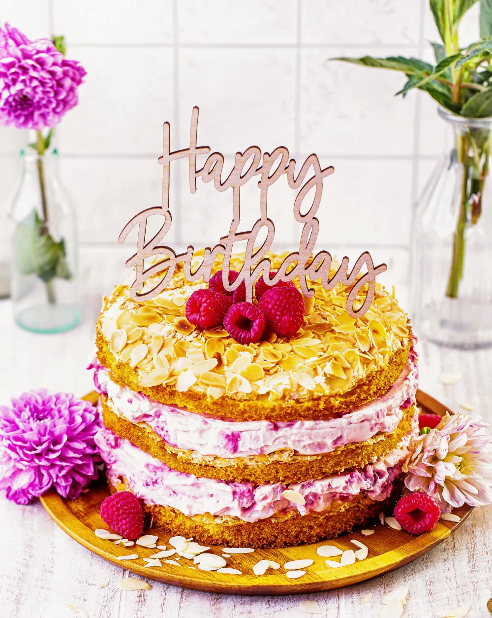 Einfacher Geburtstagskuchen: der Naked Cake von der Seite mit seinen Schichten.