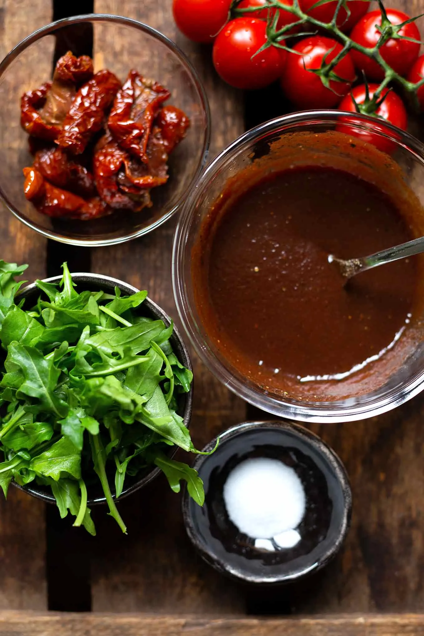 Einfacher italienischer Nudelsalat mit Rucola, getrockneten Tomaten und Mozzarella, eine ideale vegetarische Option.