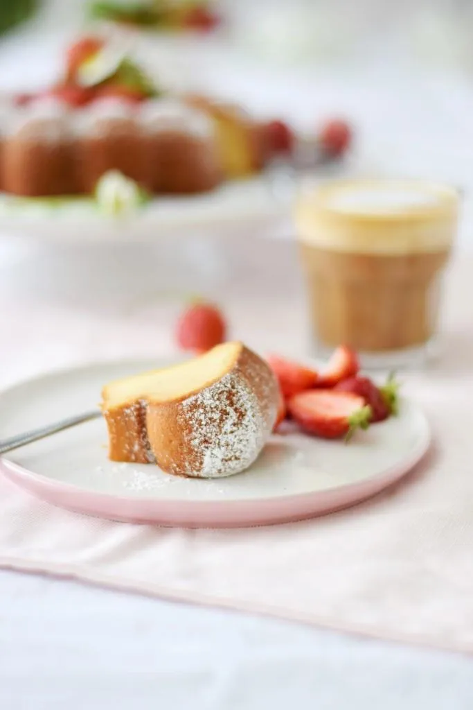 Einfacher Kuchen mit Marzipan und Erdbeeren, präsentiert mit Milchkaffee, perfekt für einen gemütlichen Nachmittag.