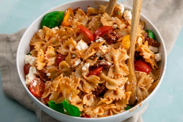 Einfacher mediterraner Nudelsalat