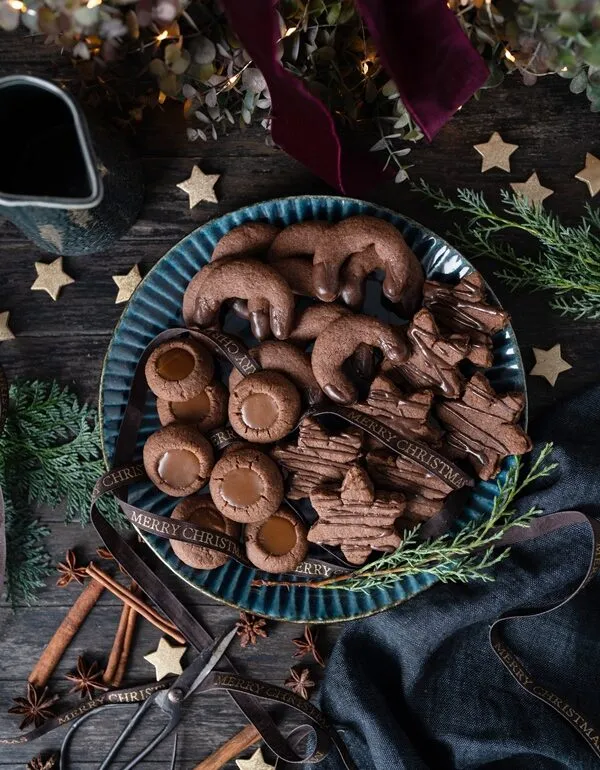 Einfacher Schokoladenteig für drei Sorten Plätzchen, ideal für die Weihnachtsbäckerei