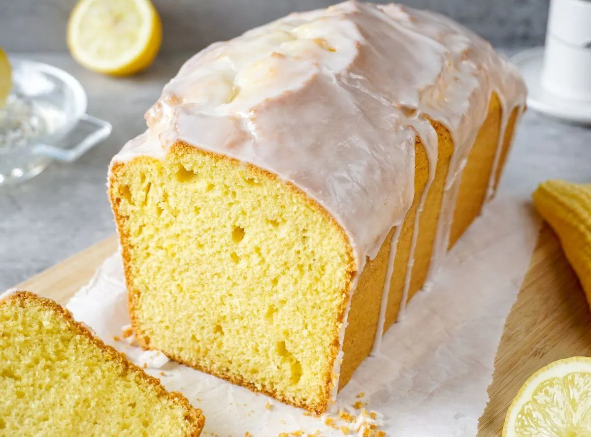 Einfacher Zitronenkuchen mit Zuckerguss, ideal als schneller Geburtstagskuchen für die Frau