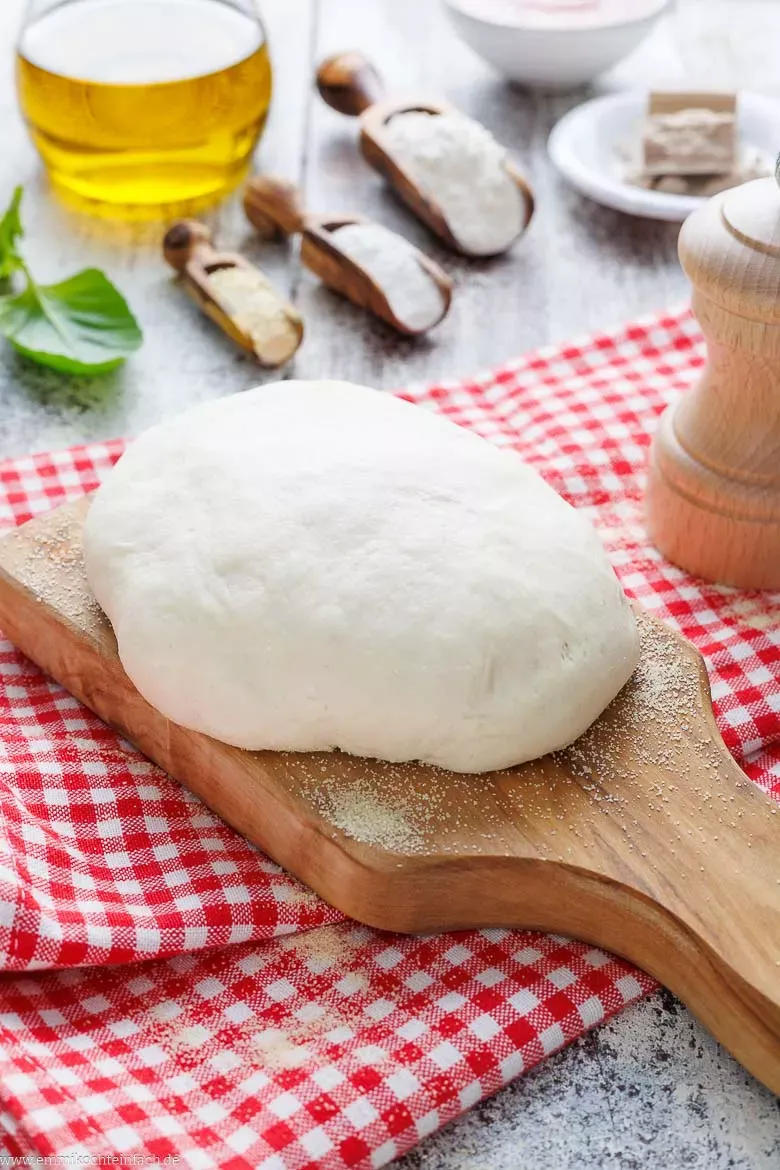 Einfaches Grundrezept für fluffigen Pinsateig