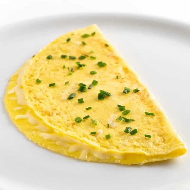 Einfaches Käse-Omelette mit viel Protein für die schnelle Mittagspause