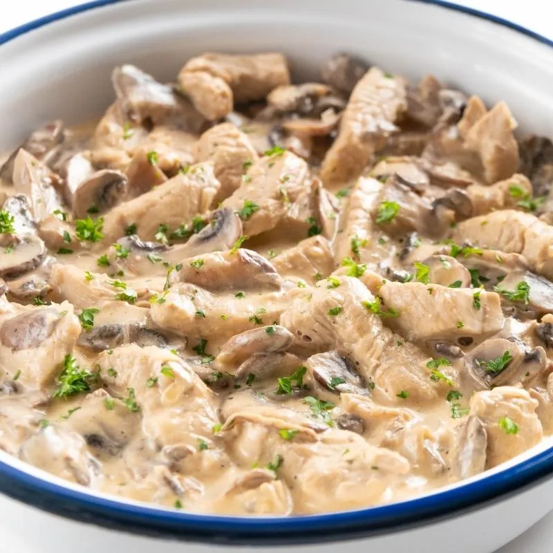 Einfaches Low Carb Putengeschnetzeltes mit cremiger Champignon-Rahmsauce