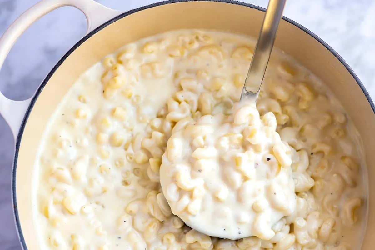 Einfaches Mac and Cheese vom Herd, schnell zubereitet.