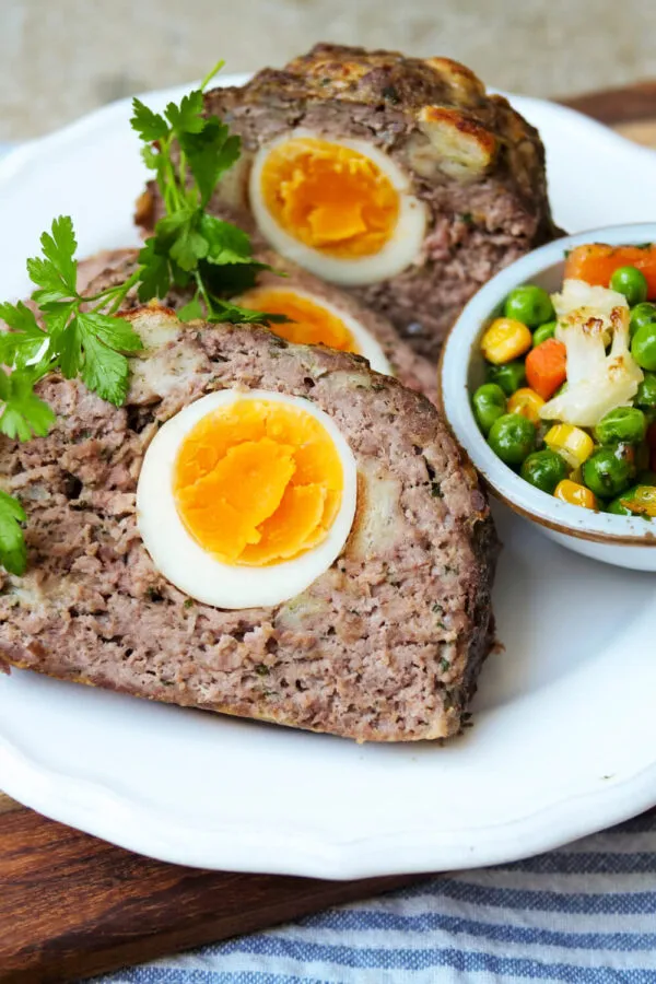 Einfaches Rezept für Falscher Hase, ein traditioneller deutscher Hackbraten mit verstecktem Ei