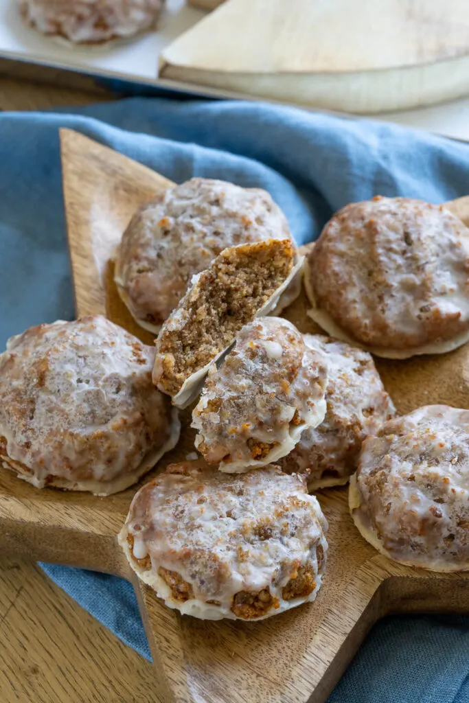 Einfaches Rezept für Lebkuchen mit feiner Marzipanfüllung.