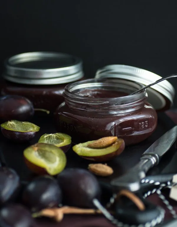 Einfaches Rezept für Omas Pflaumenmus aus dem Backofen.