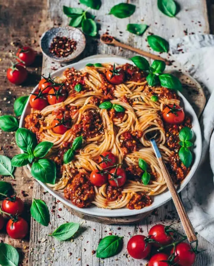 Einfaches Rezept für vegane Spaghetti Bolognese, frisch zubereitet