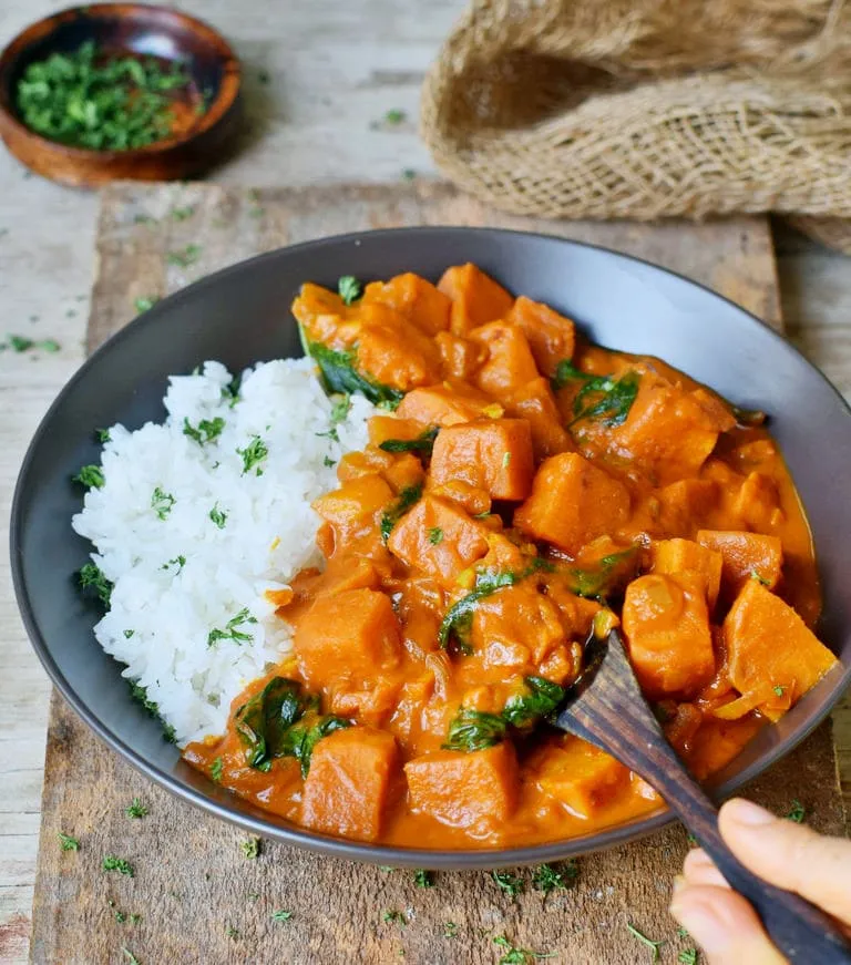 einfaches veganes Kokos-Curry mit Süßkartoffeln, Spinat und Reis
