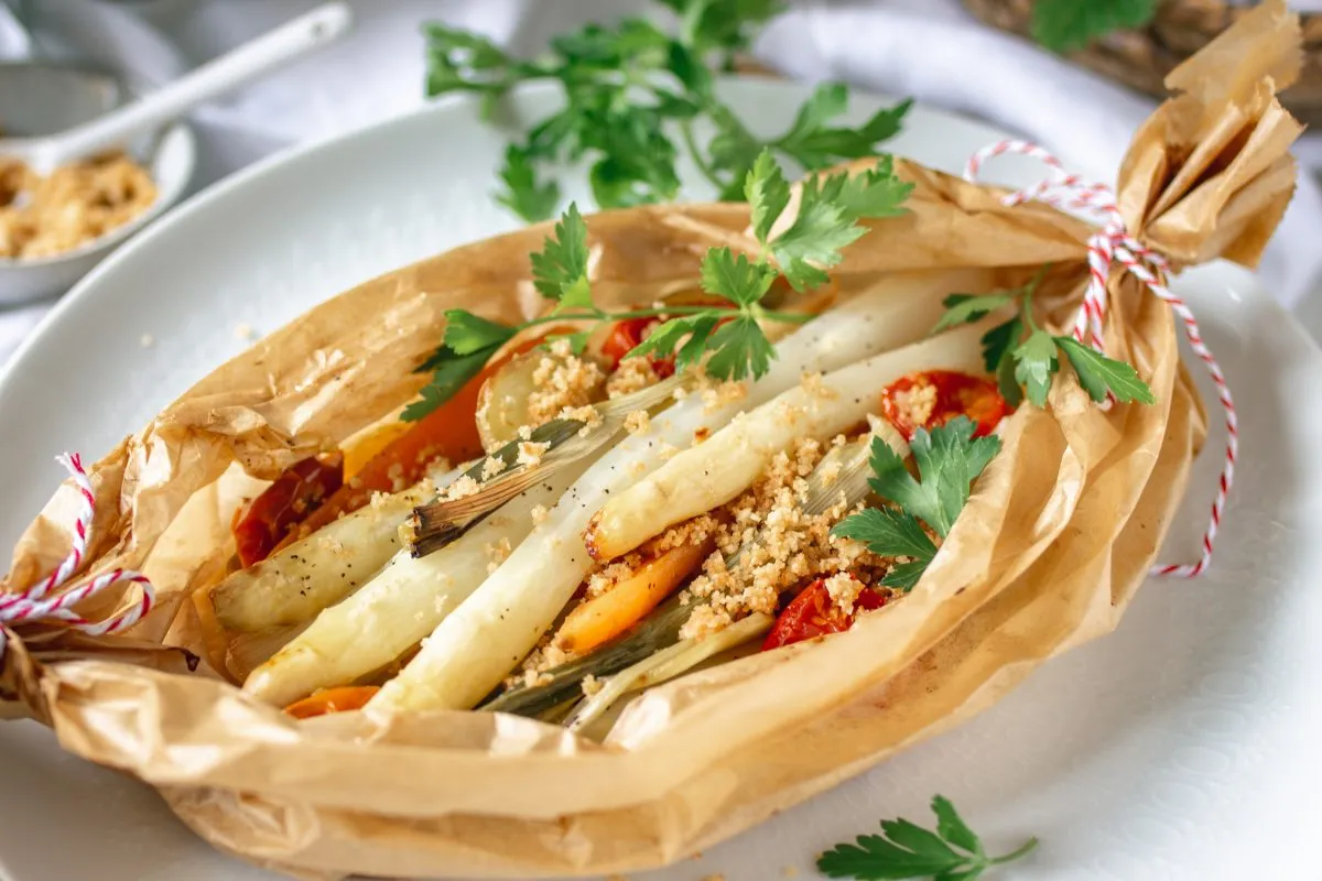 Einfaches veganes Spargelrezept: Weißer Spargel im Gemüsepackchen gegart, ideal für die Spargelsaison.