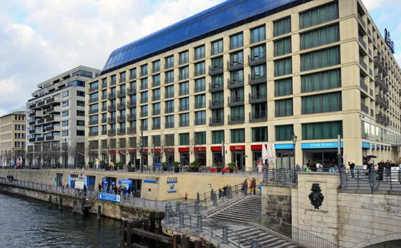 Eingang des DDR-Restaurants Domklause in Berlin, das authentische DDR-Küche anbietet