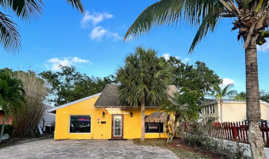 Eingang des Saigon Sushi Restaurants in Vero Beach, Florida