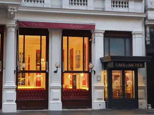 Eingang zum Café Sacher