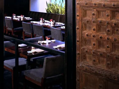 Eingang zum Koi New York, einladend und stilvoll gestaltet mit doppelten Stahltüren. Die Atmosphäre verspricht ein gehobenes kulinarisches Erlebnis.