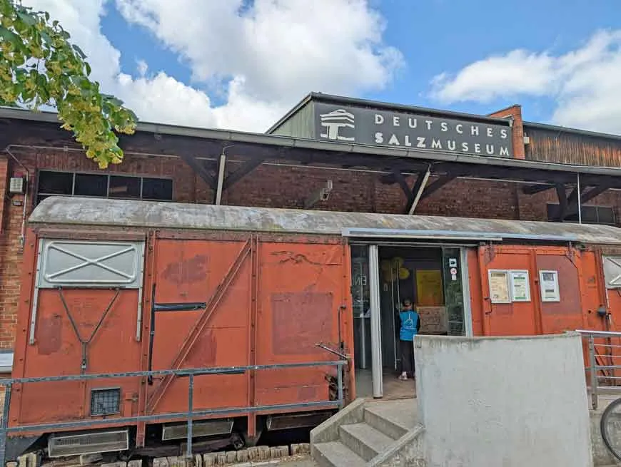 Eingang zum Salzmuseum in Lüneburg, historisches Gebäude