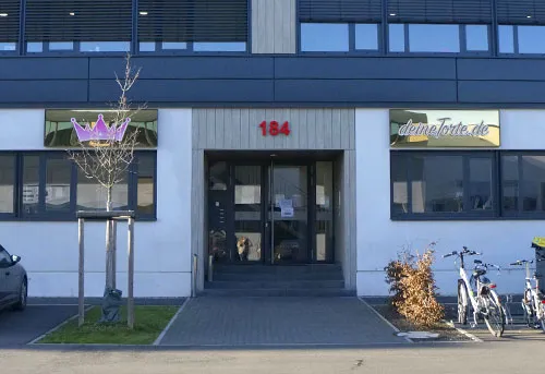 Eingangsbereich der deineTorte Manufaktur in Köln-Marsdorf