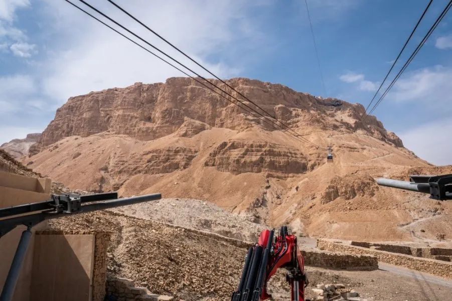 Eingangsbereich der Masada-Seilbahnstation mit Blick auf die Landschaft.