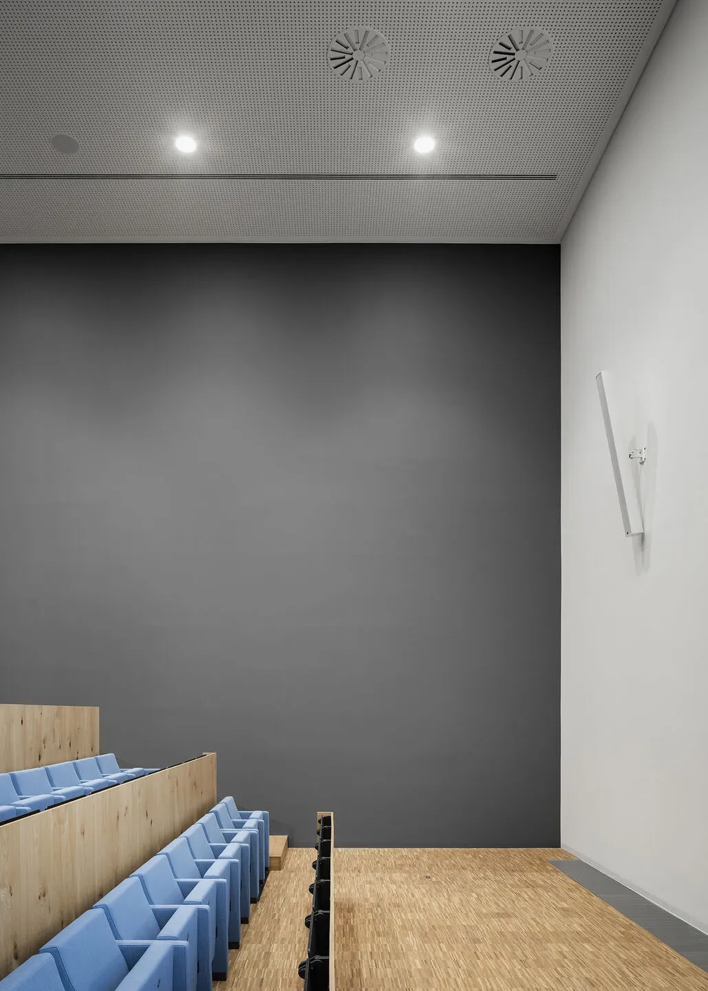 Eingangsbereich des ALDI Nord Campus in Essen, einladend und transparent gestaltet.