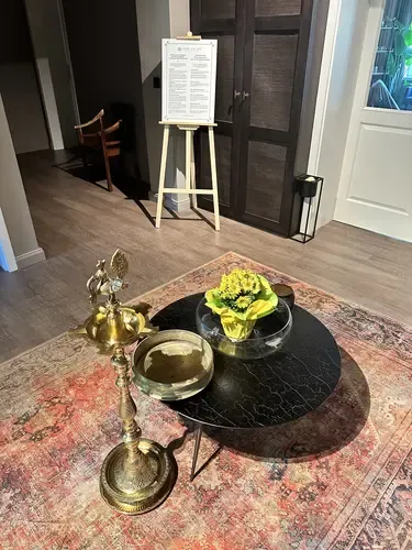 Eingangsbereich des Ayurveda-Centers mit indischer Atmosphäre