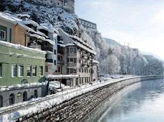 Eingangsbereich des Boutique Hotels im Auracher Löchl im Winter