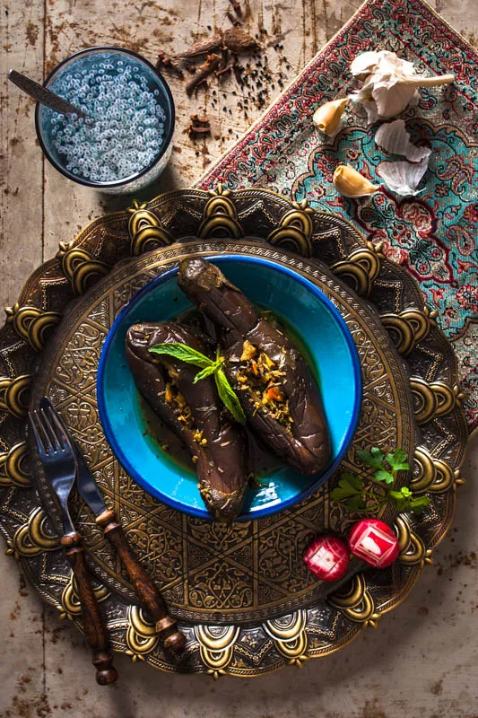 Eingelegte und gefüllte Auberginen Torshie Bademjoon Shekam Por auf einem Teller