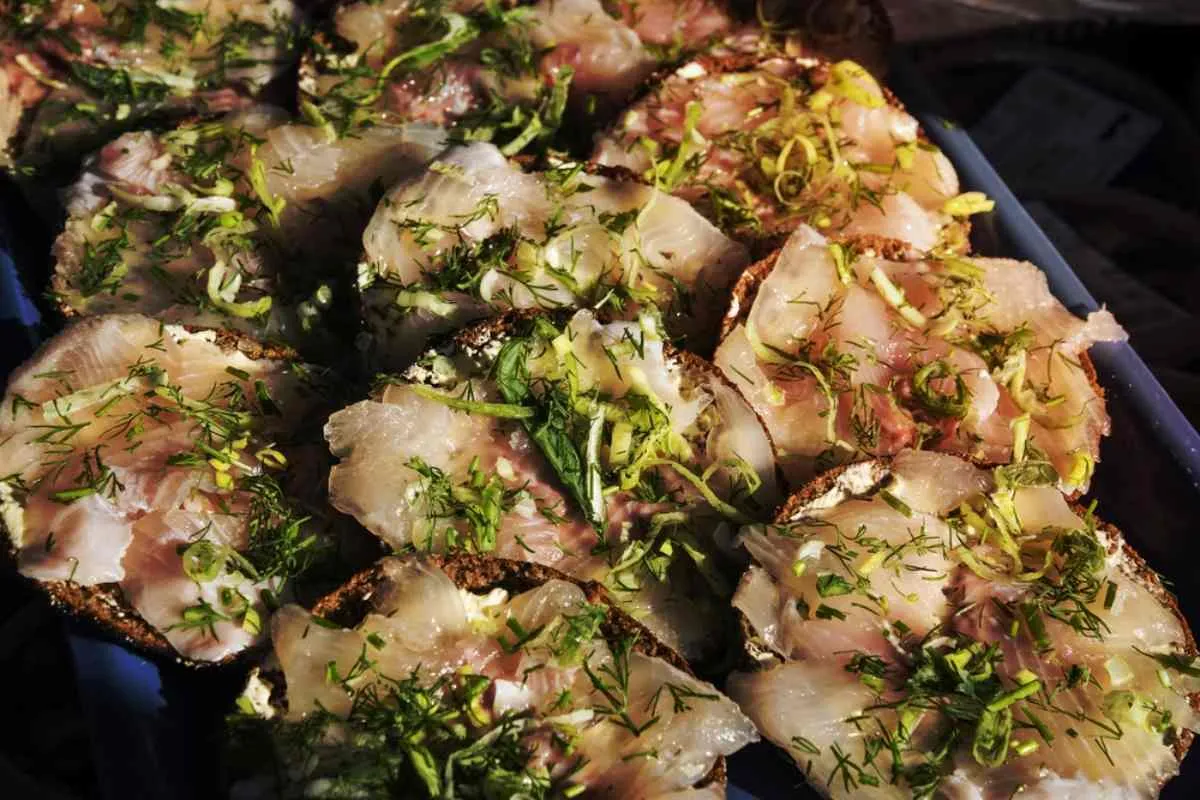 Eingelegter Hering (Sill) in einer traditionellen Schale