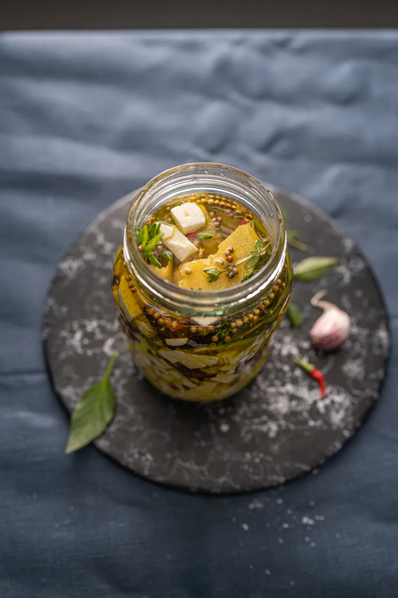 Eingelegter Schafskäse mit Zitrone und Rosmarin