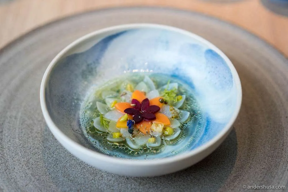 Eingelegtes Gemüse und arktische Kräuter – eingelegte Zwiebeln, Pastinaken und Karotten in Holunderblütensaft, serviert mit weißen Johannisbeeren und arktischen Kräutern