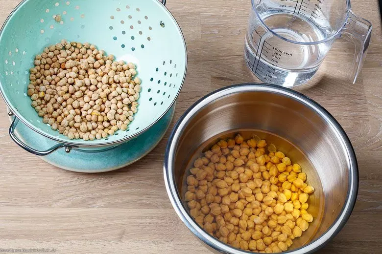 Eingeweichte und trockene Kichererbsen nebeneinander