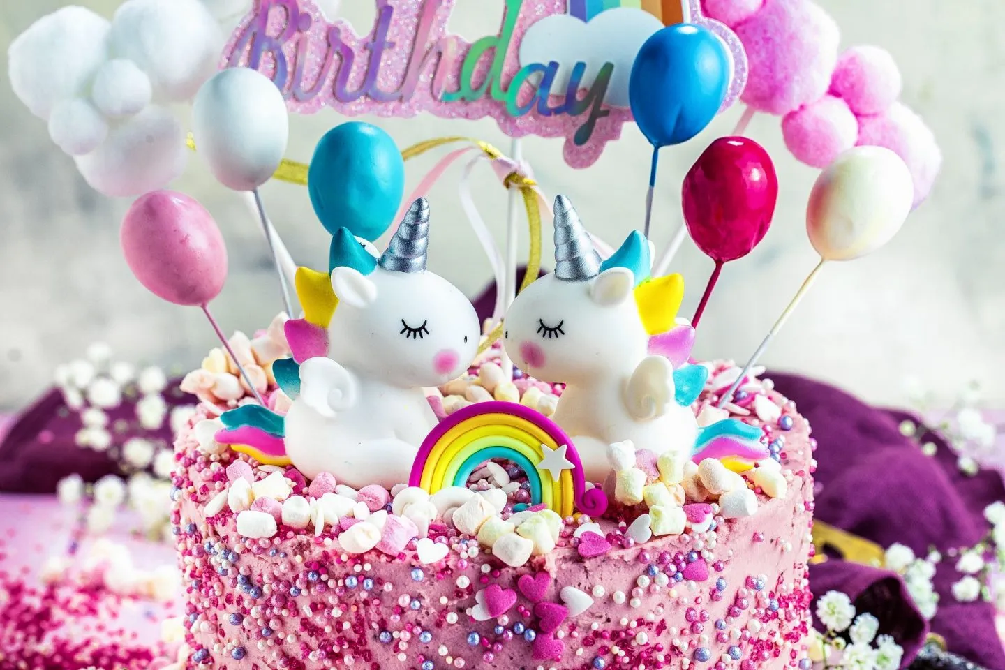 Einhorn-Kuchen einfach zubereitet, auf einem rosa Ständer, bereit für die Kindergeburtstagsparty