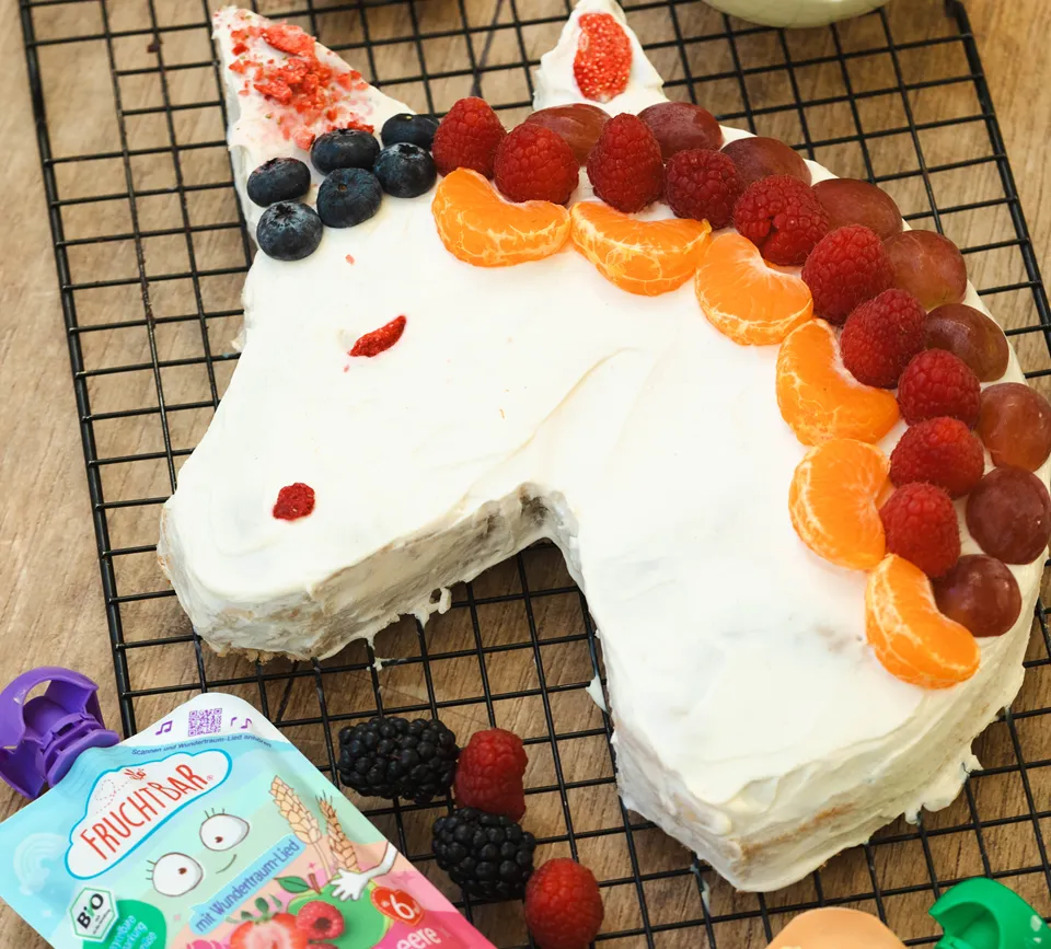 Einhorn-Kuchen mit bunter Dekoration