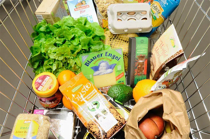 Einkaufswagen mit Bioprodukten - Foto: NABU/Sebastian Hennigs
