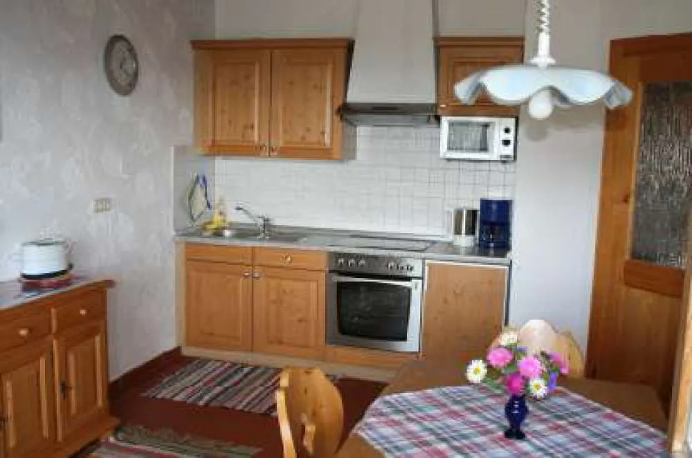 Einladende Echtholzküche in der Ferienwohnung Oberleitner