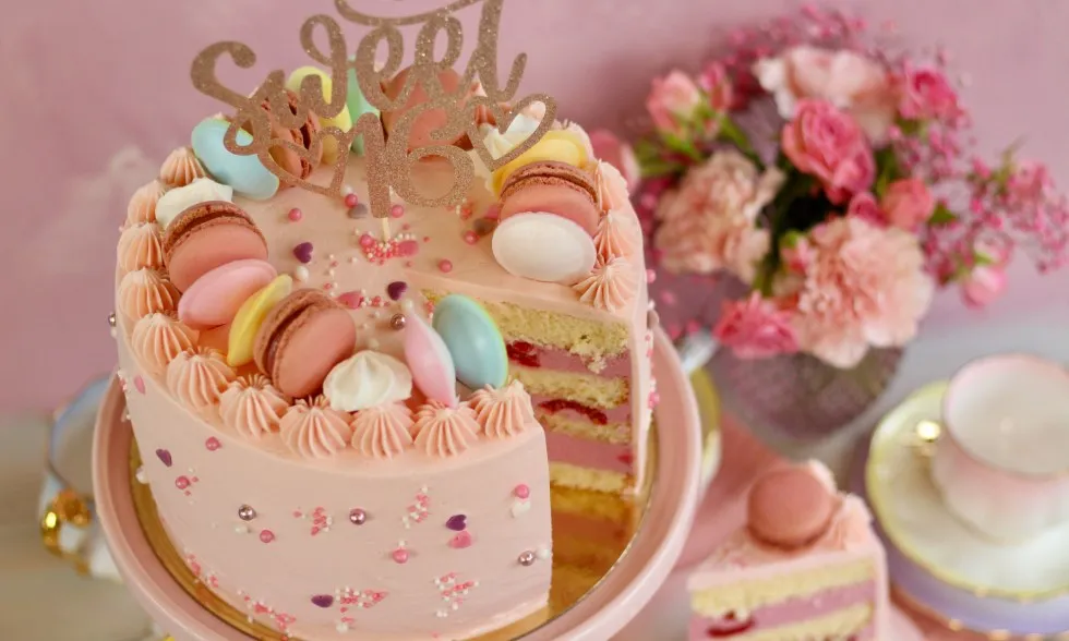 Einladende Himbeer-Mascarpone-Torte als Geburtstagskuchen zum 16. Geburtstag, festlich dekoriert