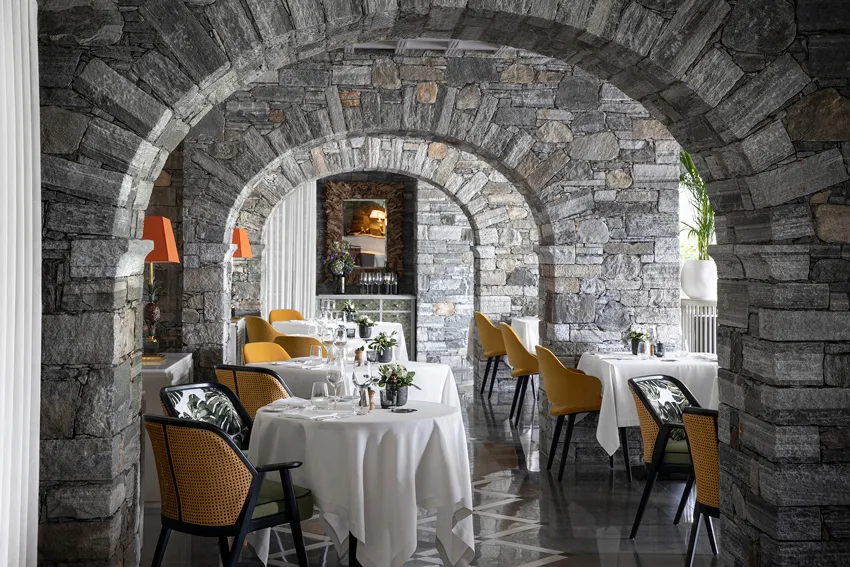 Einladende Terrasse des Ristorante Tre Stagioni im Castello del Sole mit Seeblick