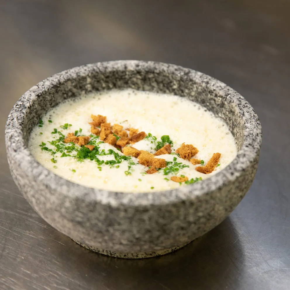 Einladender Innenraum eines traditionellen Gasthofs, typisch für das Erlebnis von der löwe essen