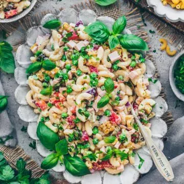 Einladender veganer Nudelsalat nach Omas Art in einer Schüssel, bereit zum Teilen.