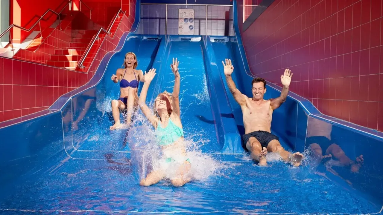 Einladender Wellnessbereich mit Pool und Saunen, der ganzjährig für einen erholsamen Spa Urlaub in Deutschland zur Verfügung steht.