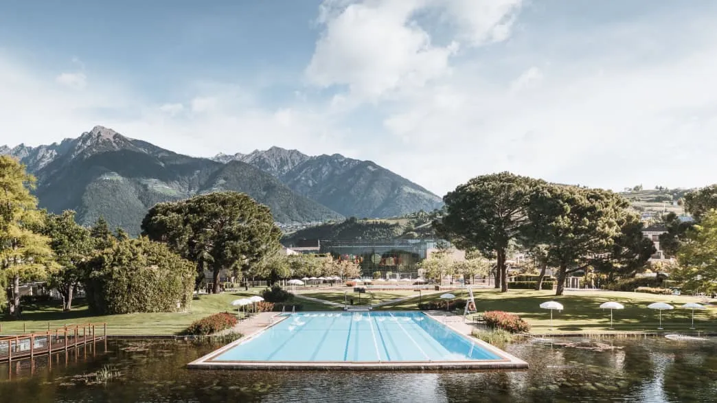 Einladendes Außenbecken der Therme Meran in Südtirol, ideal für Wellnessurlaub