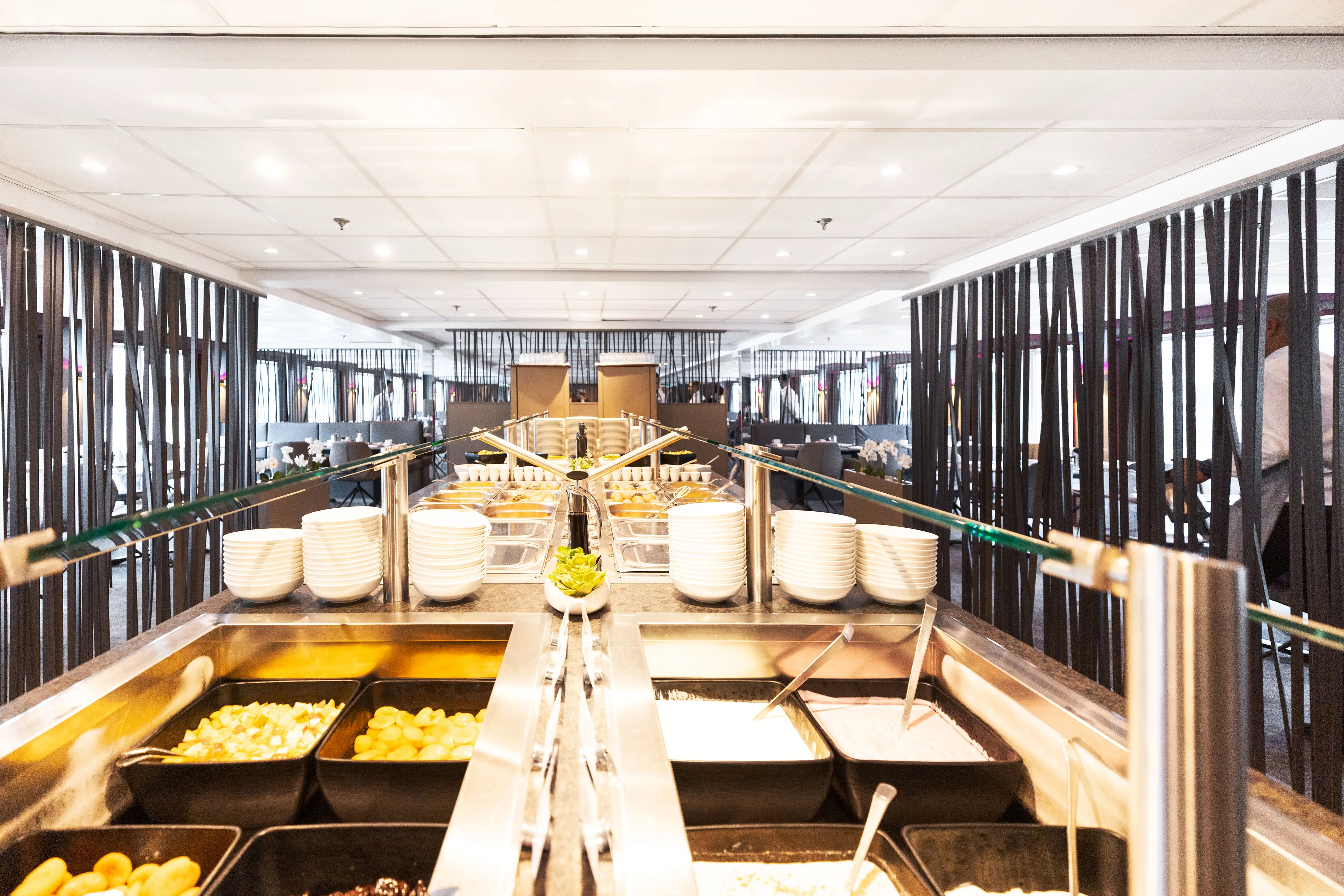 Einladendes Buffet-Angebot im Panoramarestaurant der MS Nestroy für Reisende der Donaukreuzfahrt