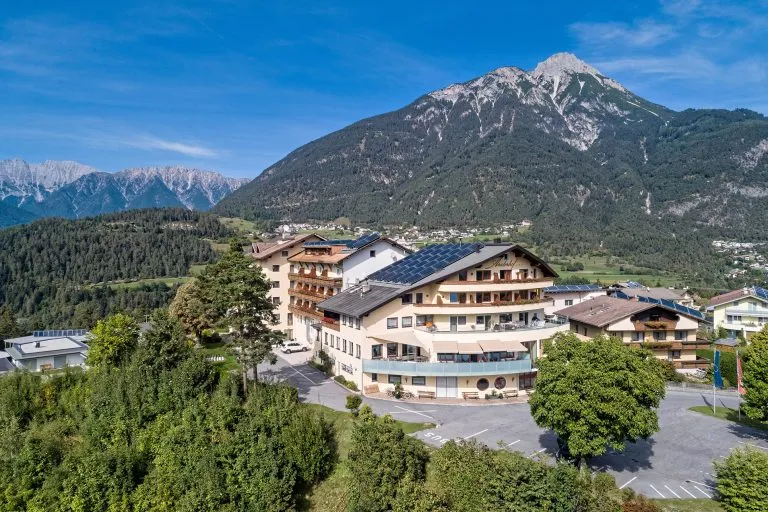 Einladendes Hotel in den Tiroler Alpen mit herbstlicher Dekoration