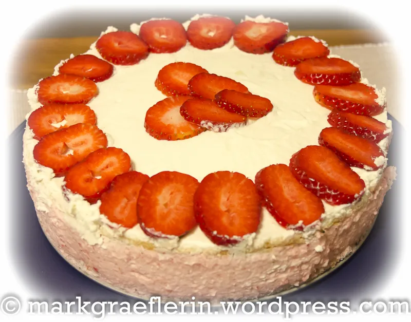 Einladung zum Genuss: Cremiges Stück Erdbeer-Sahnetorte auf einem Teller