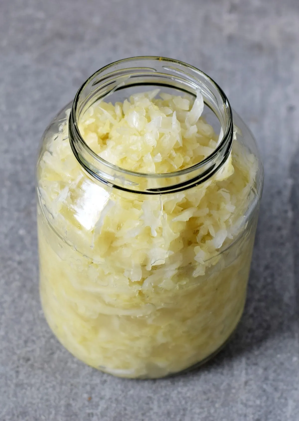 Einmachglas gefüllt mit frischem, selbstgemachtem Sauerkraut