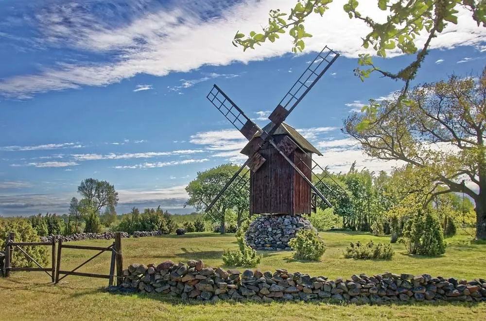 Einsame Küstenlandschaft auf der Insel Saaremaa, Estland, mit Windmühlen am Horizont