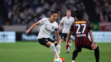 Eintracht Frankfurt Spieler bei ihrer Japan-Tour, bereit für das Testspiel gegen Gamba Osaka.