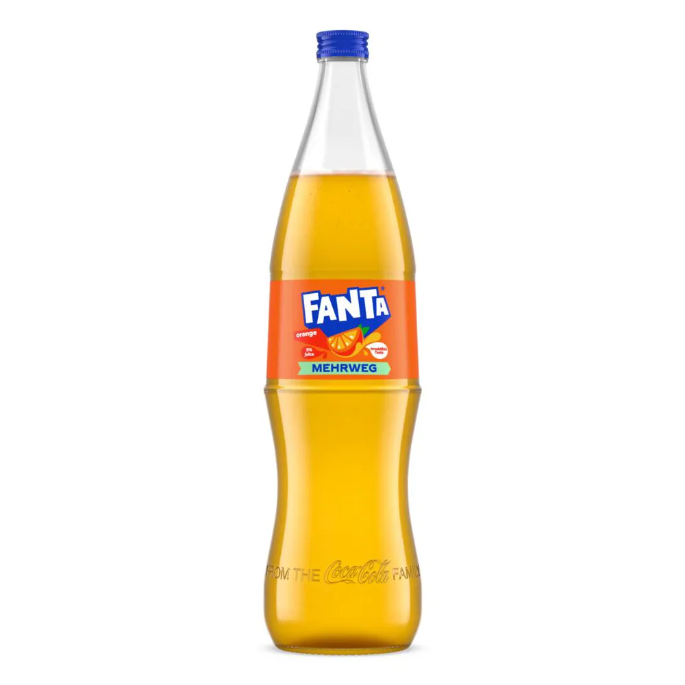 Einzelne klassische 1-Liter-Fanta-Orange-Glasflasche mit prickelndem Inhalt, ein Kultgetränk der deutschen Erfrischungskultur.